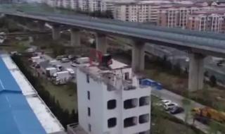 挖掘机怎么上楼顶 挖掘机怎么上楼顶