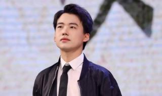 郭麒麟街头与女子接吻 郭麒麟街头与女子接吻